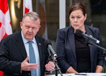 Manifestação da Groenlândia em frente à embaixada dos EUA em Copenhague, 14 de janeiro de 2026 -  (crédito: BBC)