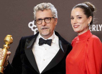 Kleber Mendonça Filho e Emilie Lesclaux posam com o prêmio de Melhor Filme em Língua Não Inglesa por 'O Agente Secreto' na 83ª edição do Globo de Ouro em Beverly Hills, Califórnia, EUA, em 11 de janeiro de 2026 -  (crédito: Folhapress/Reuters)