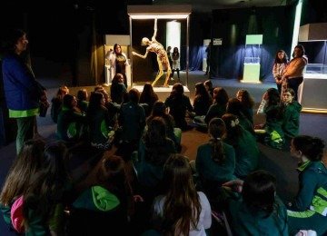 Estudantes reunidos na mostra 