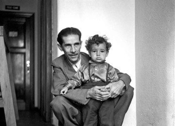 Toninho Cerezo, com 15 meses, visita o pai, Carlito Cerezo, o palhaço Moleza da TV Itacolomi, na sede da emissora -  (crédito: Acervo Carlos Fabiano - 31/7/1956/MIS-BH)