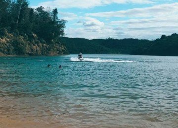 Menino nadava com a família na Lagoa da Prata, em Santana do Paraíso -  (crédito: Associação de Habitação para o Desenvolvimento do bairro Ipaba do Paraíso (AHDESIPA))