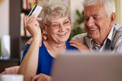 Idosos ativos e conectados, como este casal, impulsionam o consumo online e o mercado financeiro, redefinindo o perfil do consumidor. -  (crédito: Freepik)