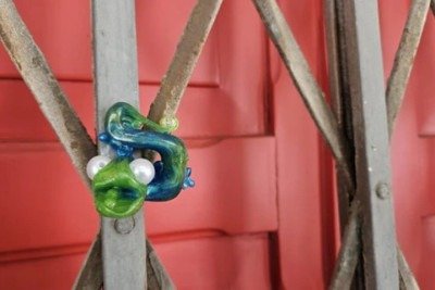 Durante novembro e dezembro de 2025, o artista capixaba Rodrigo Stingnel espalhou 200 miniaturas de camaleões pelas ruas de Vitória. As pequenas esculturas, com cerca de seis centímetros, eram incríveis. -  (crédito: Divulgação/Rodrigo Stingnel)