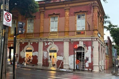 Casarão tombado em Belo Horizonte, sendo pintado pelo 'Pesadelo na Cozinha', sem autorização da prefeitura  -  (crédito: Reprodução/Redes Sociais)