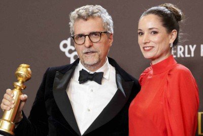 Kleber Mendonça Filho e Emilie Lesclaux posam com o prêmio de Melhor Filme em Língua Não Inglesa por 'O Agente Secreto' na 83ª edição do Globo de Ouro em Beverly Hills, Califórnia, EUA, em 11 de janeiro de 2026 -  (crédito: Folhapress/Reuters)