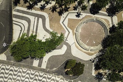 As pedras portuguesas figuram na paisagem carioca desde o início do século XX. E se destacam por unir urbanismo com uma espécie de arte na ornamentação de calçadas.  -  (crédito: Donatas Dabravolskas/Wikimedia Commons)