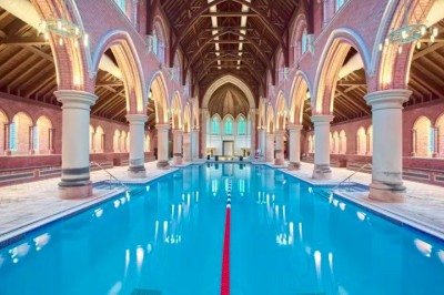 Uma piscina construída dentro de uma antiga capela virou atração no bairro de Redbridge, que fica em Londres. -  (crédito: divulgação/Virgin Active)