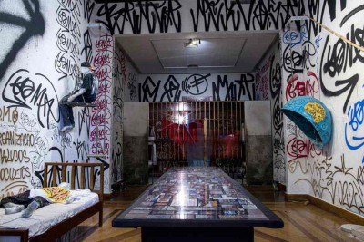 "A rua tem suas pr&oacute;prias regras" faz parte de "(Re)conhe&ccedil;a", exposi&ccedil;&atilde;o de  artes visuais do VAC, que tem dire&ccedil;&atilde;o de Ione de Medeiros e ocupa seis espa&ccedil;os na capital mineira -  (crédito: Bruno Prentz/Divulga&ccedil;&atilde;o)