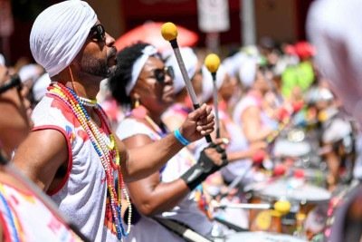 Batuque do Baianas Ozadas, bloco famoso do carnaval de BH, est&aacute; entre as atra&ccedil;&otilde;es da temporada pr&eacute;-foli&atilde; neste fim de semana -  (crédito: Leandro Couri/EM/D.A Press - 3/3/25)