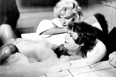 Marilyn Monroe e Jack Lemmon em cena de "Quanto mais quente melhor" (1959), dirigido por Billy Wilder, com quem ela rodou tamb&eacute;m "O pecado mora ao lado" (1955)
 -  (crédito: Ashton Productions/Divulga&ccedil;&atilde;o)