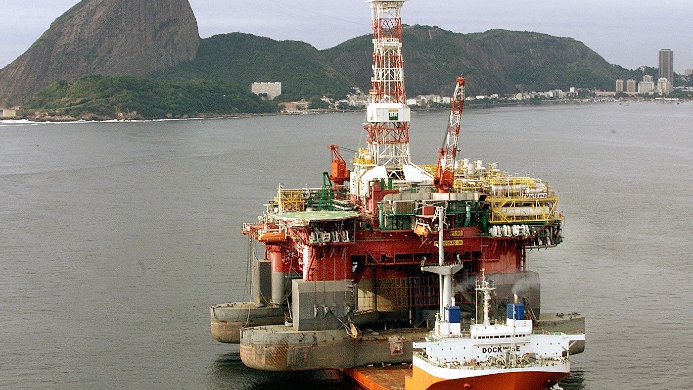 Vis&atilde;o de uma plataforma da Petrobras, empresa com novo concurso p&uacute;blico previsto para 2026 -  (crédito: ANTONIO SCORZA / AFP)