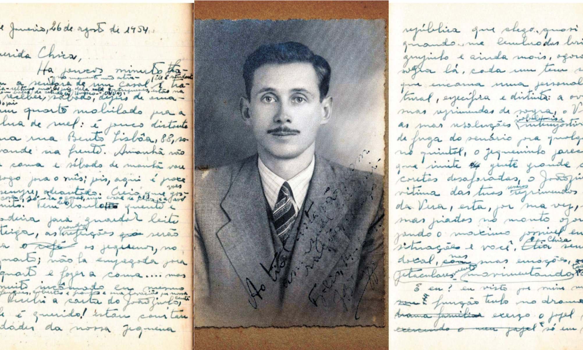 Imagem de Jo&atilde;o Batista Tezza e dois cadernos com anota&ccedil;&otilde;es