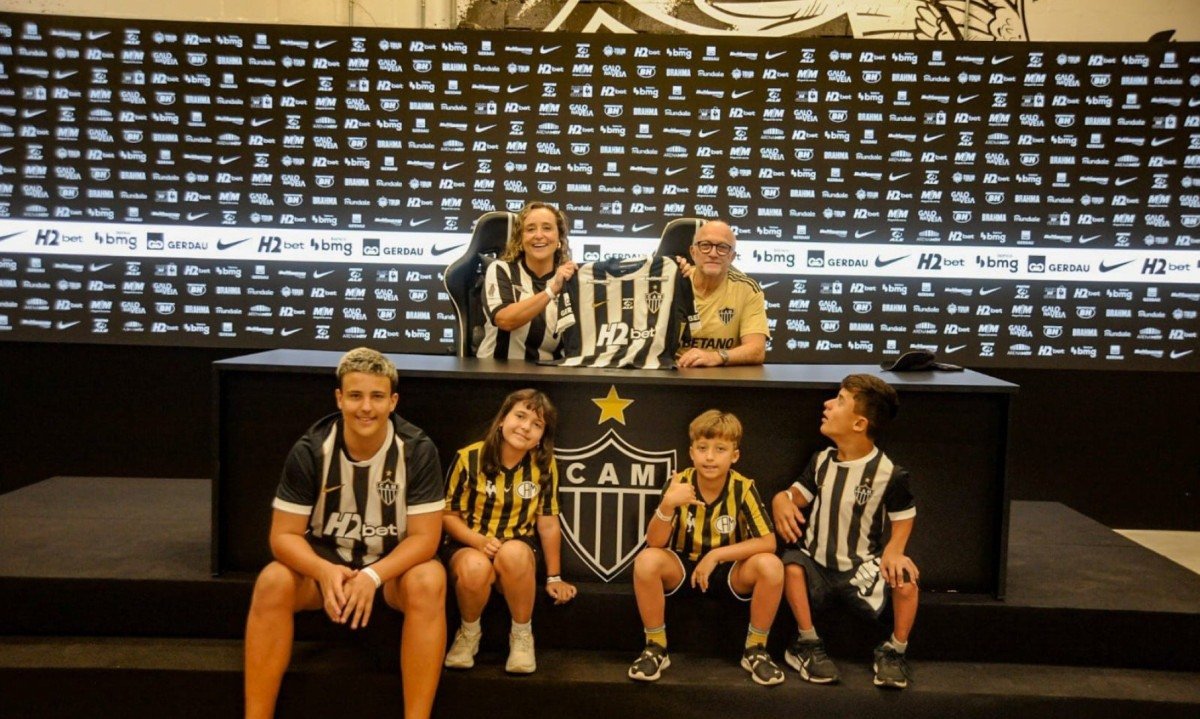 Est&aacute;dios promovem tour guiado. Na foto a fam&iacute;lia Roizenbruch na Arena MRV