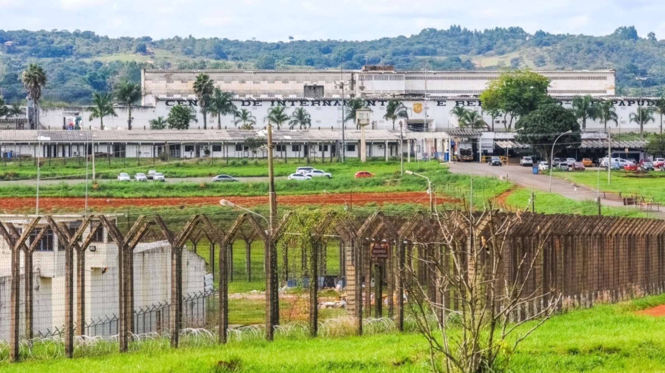 Cela de Bolsonaro é quase 10 vezes maior que área mínima fixada em lei - Platobr Politica