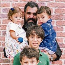 Juliano Cazarré relata os desafios de criar seis filhos - Instagram @leticiacazarre