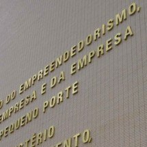 Fui desenquadrado do MEI, e agora? O que muda na prática - Platobr Economia