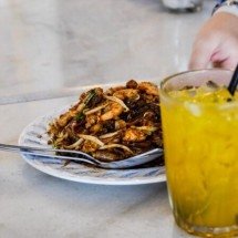 Intoxicações alimentares em viagens crescem 48,6% em 2025 - Freepik