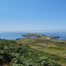 Sem energia elétrica e banheiros: ilha remota no País de Gales anuncia vagas de emprego - On Bardsey Island by David Bremner