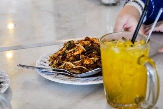 Intoxicações alimentares em viagens crescem 48,6% em 2025