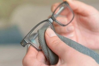 Óculos sempre limpinhos: Dicas práticas para lentes sem riscos