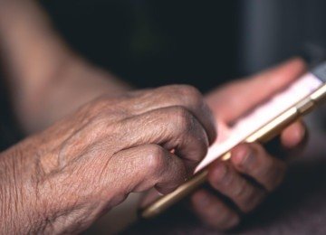 Aposentados s&atilde;o alvo de golpes; aten&ccedil;&atilde;o ao uso do smartphone &eacute; crucial para evitar fraudes. -  (crédito: Freepik)