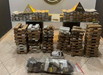 A droga estava armazenada no quarto do filho do caseiro -  (crédito: PMMG)