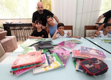 Kelly e Célio pesquisaram preços, parcelaram a conta e recorreram aos livros usados para comprar os materiais escolares de Henrique e Fernando: cada lista saiu por cerca de R$ 1.800

 -  (crédito: Edésio Ferreira/EM/D.A Press)