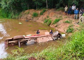 Motorista que levava legumes em carro morreu afogado no Sul de Minas -  (crédito: Corpo de Bombeiros/Reprodução)