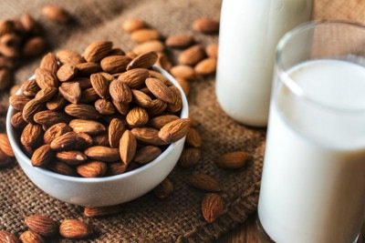 O leite de am&ecirc;ndoas pode ser feito em casa ou comprado na caixinha -  (crédito: rawpixel.com/FreePik)