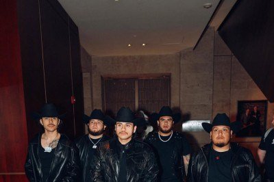 Fuerza Regida vive um momento de grande sucesso e tem em 2025 o ano mais expressivo de sua trajetória. O ápice ocorreu com o lançamento do álbum “111Xpantia”, que estreou na segunda posição da Billboard 200, se tornou o álbum em espanhol de maior desempenho já alcançado por um grupo nesse charts e colocou duas faixas no topo das paradas mexicanas.
 -  (crédito: Reprodução Instagram /@fuerzaregida)