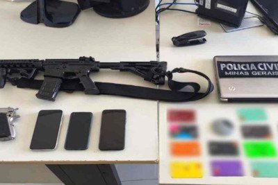 Armas, cartões e computador que foram aprendidos com suspeito -  (crédito: PCMG)