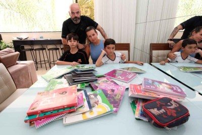 Kelly e Célio pesquisaram preços, parcelaram a conta e recorreram aos livros usados para comprar os materiais escolares de Henrique e Fernando: cada lista saiu por cerca de R$ 1.800

 -  (crédito: Edésio Ferreira/EM/D.A Press)