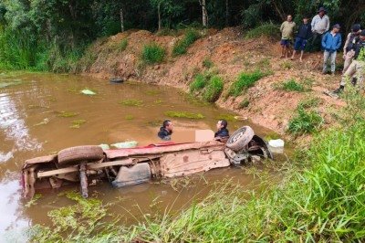 Motorista que levava legumes em carro morreu afogado no Sul de Minas -  (crédito: Corpo de Bombeiros/Reprodução)