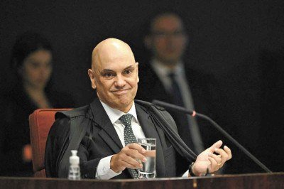 Moraes é alvo de novas críticas de bolsonaristas após a transferência do ex-presidente para a Papudinha -  (crédito: EVARISTO SÁ/AFP)