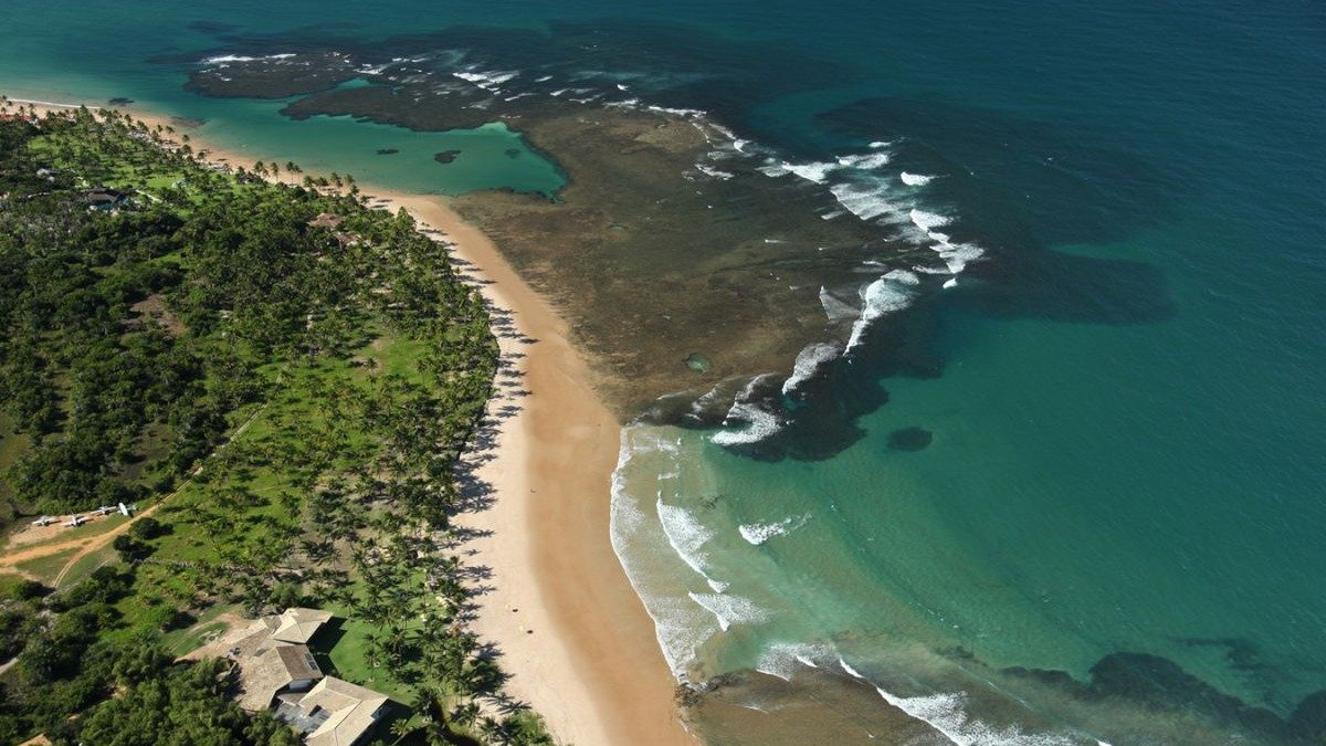 Ainda &eacute; poss&iacute;vel encontrar ref&uacute;gios intocados na Bahia, onde a natureza preservada e o mar calmo convidam ao sossego. -  (crédito: AD Comunicacao/Divulgacao)