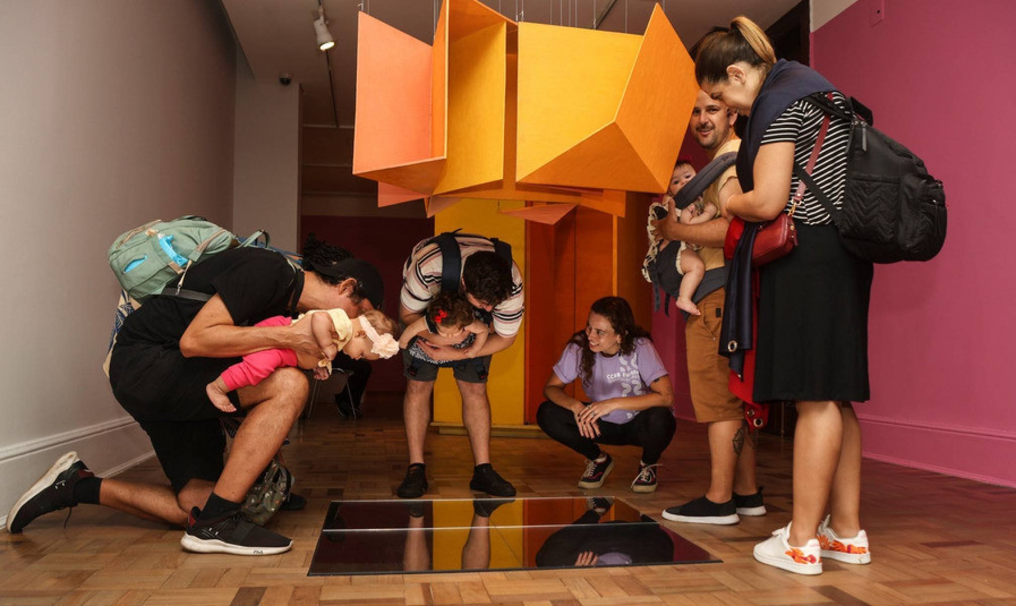 Pais seguram beb&ecirc;s durante atividade educativa promovida pelo CCBB em Belo Horizonte