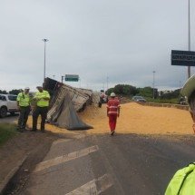 BH: Anel Rodoviário segue parcialmente interditado após caminhão tombar - BHTrans