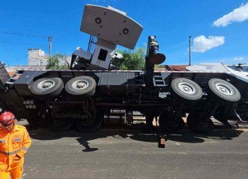 Veículo realizava a instalação da piscina -  (crédito: CBMMG)