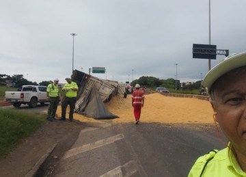 A carga de milho acabou derramada na pista -  (crédito: BHTrans)