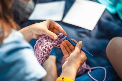 <p>Presente em diferentes estações do ano, o tricô é leve para acompanhar as noites frescas de verão e quente para criar camadas no frio intenso. Com múltiplos benefícios à saúde física e mental, a atividade também atua como forma de terapia.</p>
 -  (crédito: Pixabay )