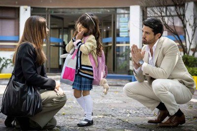 Isabella (Alejandra Robles) e Eugênio (Chris PaZcal) se propõem a dar à pequena Valentina (Almudena López) o amor que a vida lhe negou -  (crédito:  Televisa/divulgação)