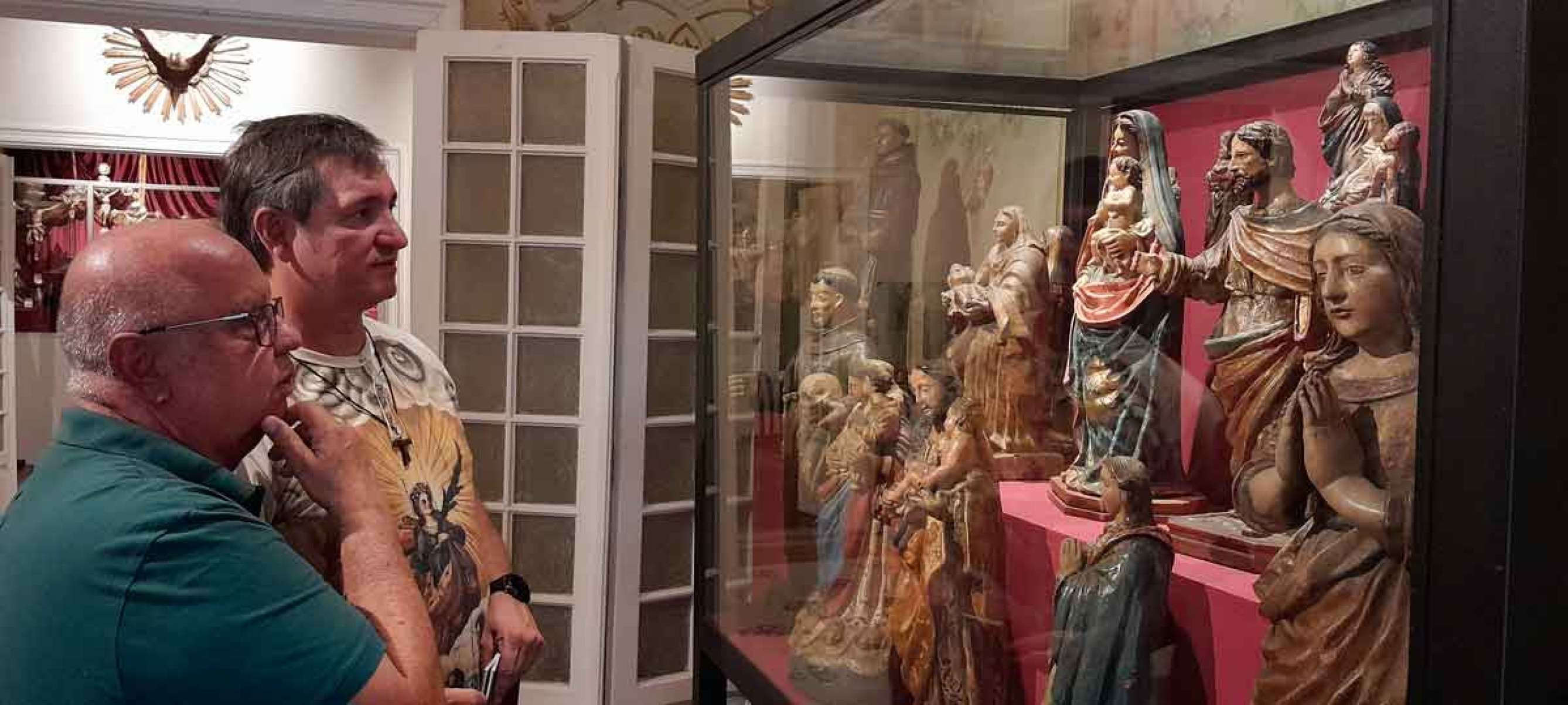 Exposi&ccedil;&atilde;o tem guias (estudantes de hist&oacute;ria e graduados em arte) e visitas monitoradas