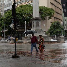 BH está sob alerta de pancadas de chuva e ventos fortes; saiba o que fazer - T&uacute;lio Santos/EM/D.A Press. Brasil. Belo Horizonte - MG - 04/01/2026