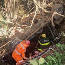 Carro em procissão religiosa capota, cai em vala e três se ferem em MG - CBMMG/Divulga&ccedil;&atilde;o