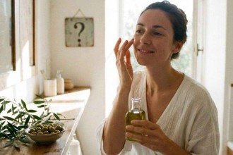 Saiba se o azeite de oliva no rosto é seguro e quem pode ter benefícios incríveis com ele