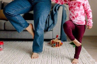 Treinar para ficar de pé sobre uma das pernas por mais tempo pode trazer uma série de benefícios -  (crédito: Getty Images)