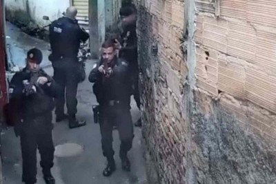 Militares armados fazem buscas nas ruas do bairro Paraíso, na Região Leste de Belo Horizonte, após perseguição a suspeitos -  (crédito: Redes Sociais/Reprodução)