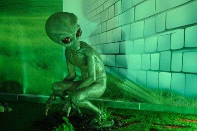 estátua no Memorial reconstitui criatura descrita por três jovens de Varginha em 1996 e o ambiente em que o avistamento teria acontecido -  (crédito: Alexandre Guzanshe/EM/D.A Press)