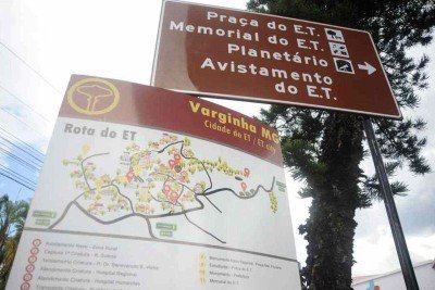 Placa na Pra&ccedil;a Marechal Floriano, que virou a "Pra&ccedil;a da Nave",  indica os pontos de refer&ecirc;ncia sobre o suposto avistamento -  (crédito: Alexandre Guzanshe/EM/D.A Press)