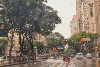 Neste domingo (18/1), Belo Horizonte deve ter c&eacute;u nublado com pancadas de chuva a qualquer hora, raios e rajadas de vento ocasionais, de acordo com a Defesa Civil municipal -  (crédito: Jair Amaral/EM/D.A Press)